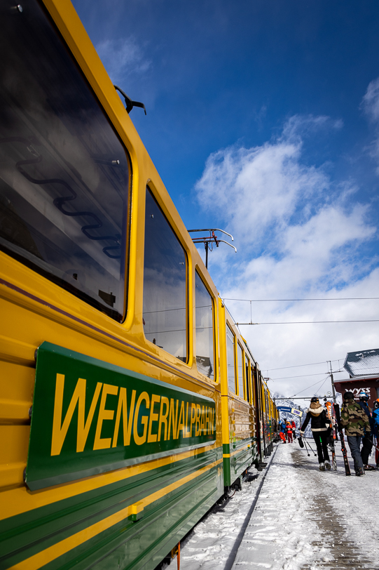 Gelb-grüner Waggon der Wengeralpbahn auf der Kleinen Scheidegg