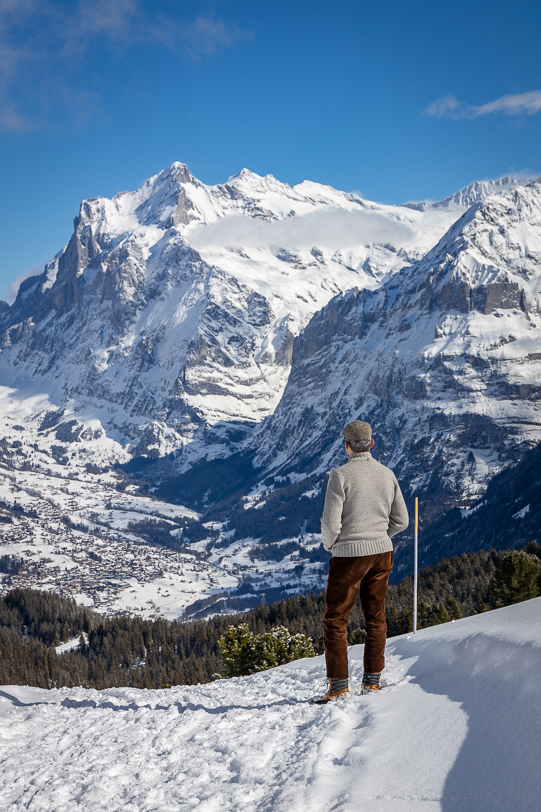Walter bestaunt die Aussicht auf Grindelwald am Fusse des Wetterhorns und Mättenhorns