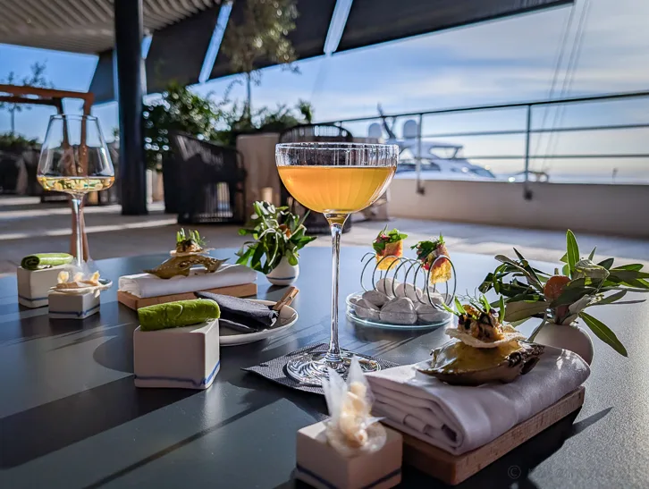 Istriens Gourmet‑Restaurants: 11 Orte für Trüffel, Meeresfrüchte & Sterneküche 2 Schmackhafte Häppchen zum Welcome-Drink im Agli Amici Michelin-Sterne Restaurant