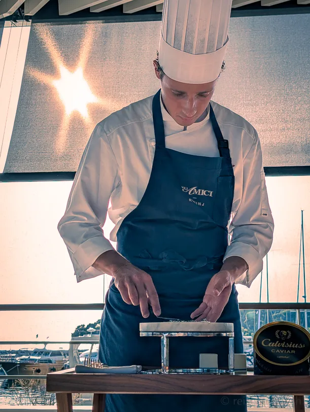 Istriens Gourmet‑Restaurants: 11 Orte für Trüffel, Meeresfrüchte & Sterneküche 1 Agli Amici Koch bereitet Amuse-Bouches am Tisch zu