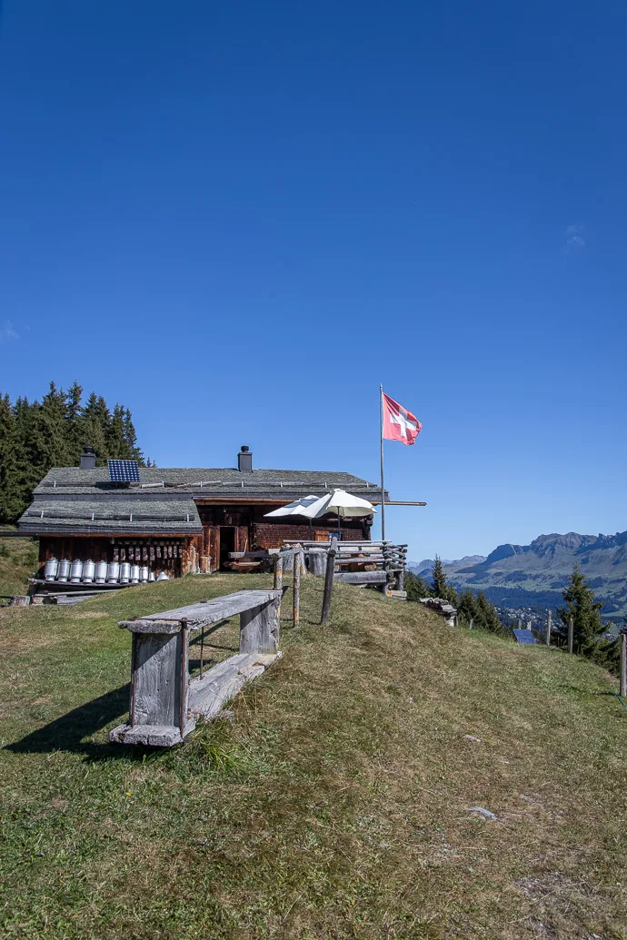 Alphütte Fops mit Schweizer Fahne