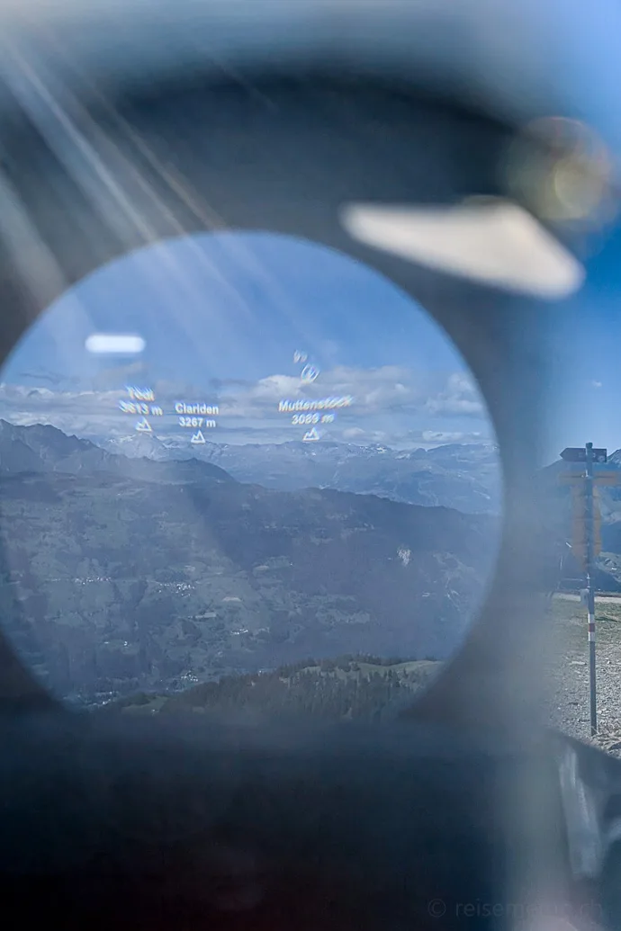 Fernrohr auf dem Piz Scalottas mit u.a. Sicht auf Tödi und Clariden.