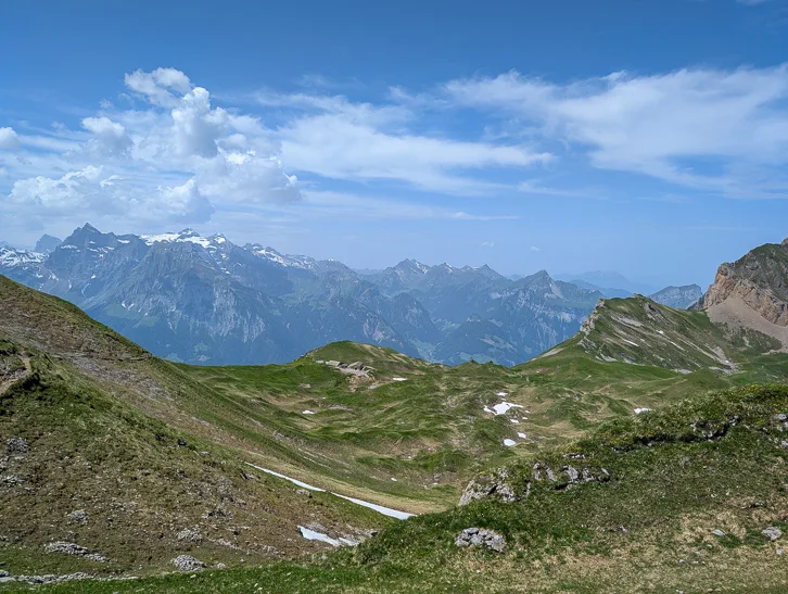 Spilauersee: Panorama-Rundwanderung in Uri oberhalb von Sisikon 5 Aussicht von links im Hintergrund Titlis, Brunnistock und Urirotstock