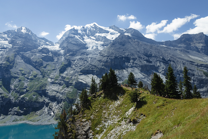 Zahlreiche Wanderer am Aussichtspunkt Heuberg am Oeschinensee und Doldenhorn