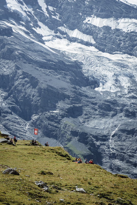 Schweizer Fahne am Aussichtspunkt Oberbärgli mit Sicht auf den Oeschinensee