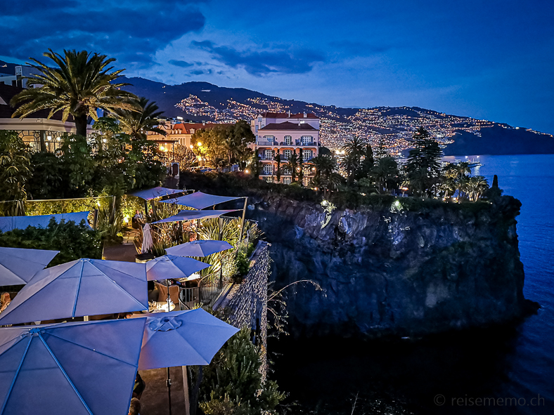Avista Restaurantterrasse mit Sicht auf Belmond Reid's Hotel und Funchal