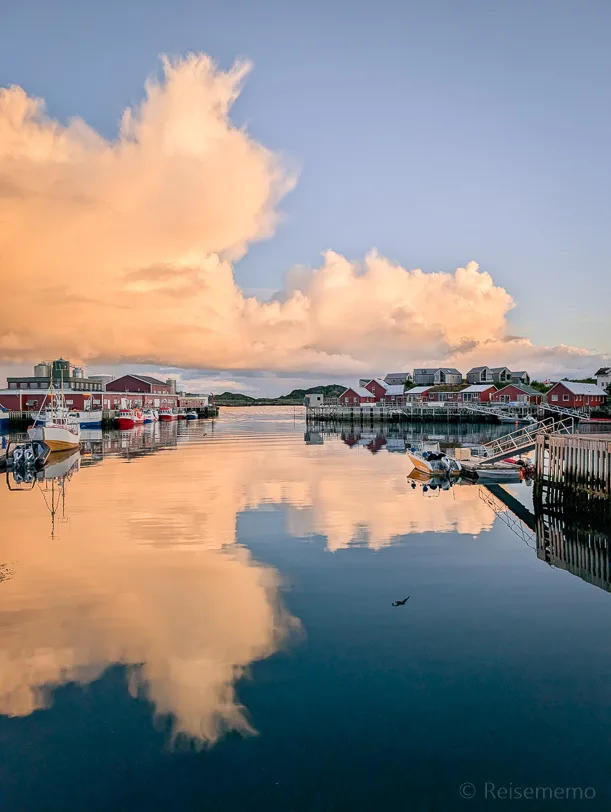 Bucht vor der Hattvika Lodge in Ballstad mit Wolkenformation im Abendrot