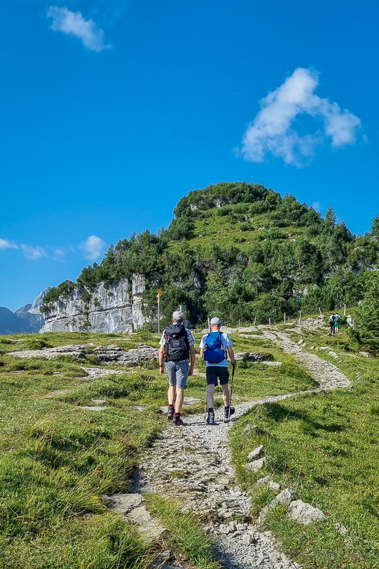 Wanderer in Richtung Zisler im Alpstein