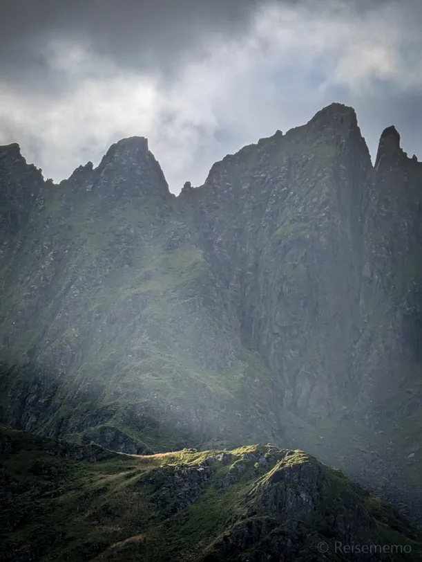 Berge bei Ballstad im fokussierten Streiflicht