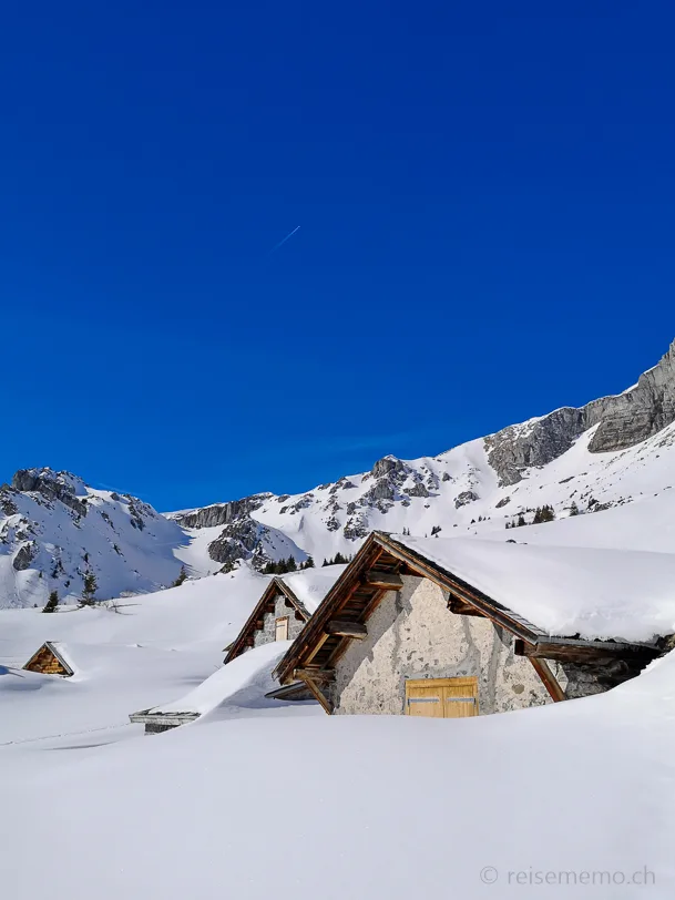 Tief verschneite Ställe im winterlichen Braunwald