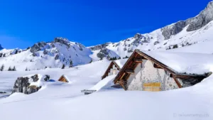 Verschneite Ställe in Braunwald - Winterwandertipp