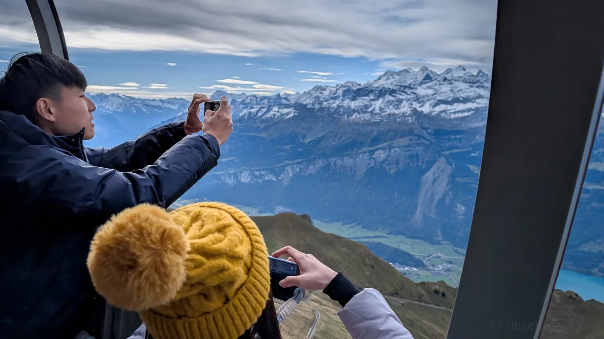 Asiatische Touristen auf der Brienz Rothorn Bahn