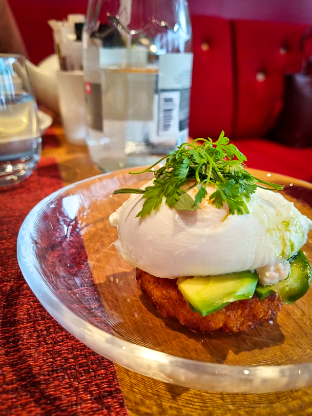 Pochiertes Ei auf Avocado und Rösti zur Brunch-Vorspeise