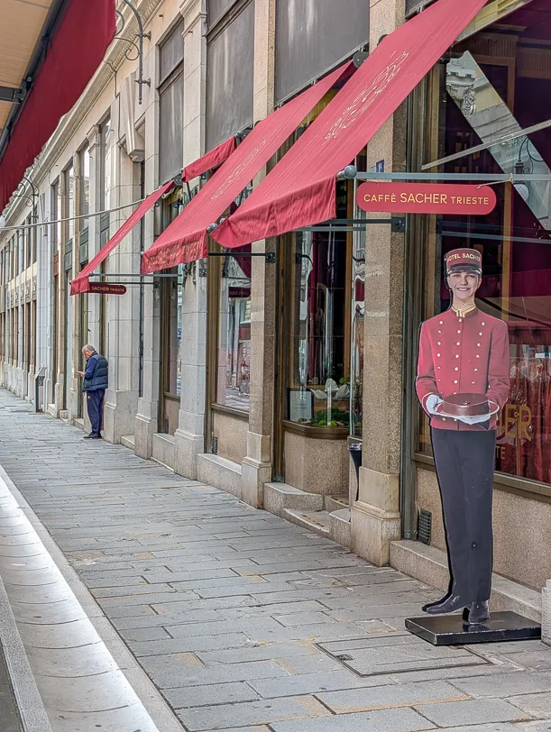Was tun in Triest - der Kaffeehauptstadt Italiens 8 Eingang des Cafè Sacher in Triest