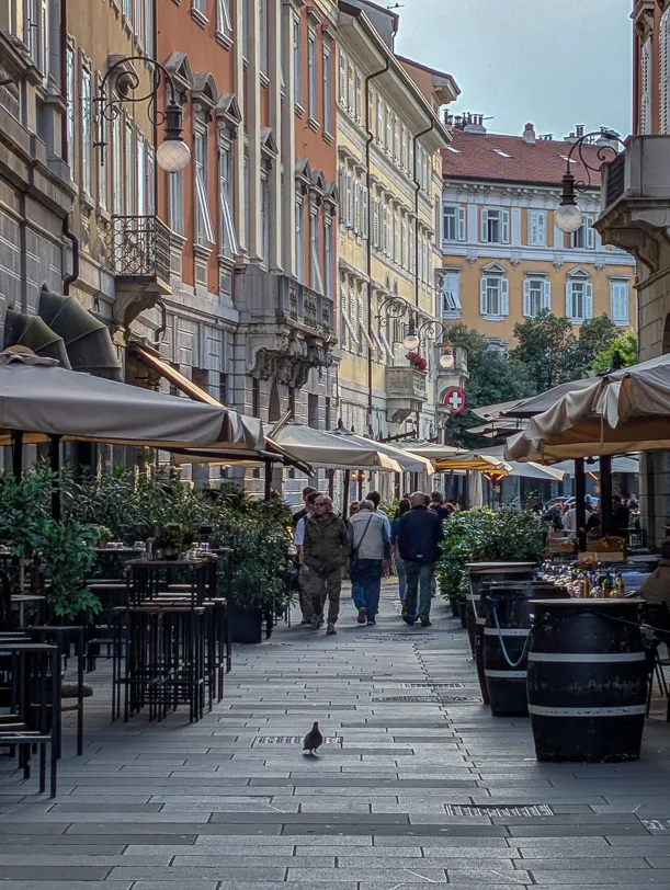Was tun in Triest - der Kaffeehauptstadt Italiens 11 Besucher in Triests Ausgehviertel Cavana
