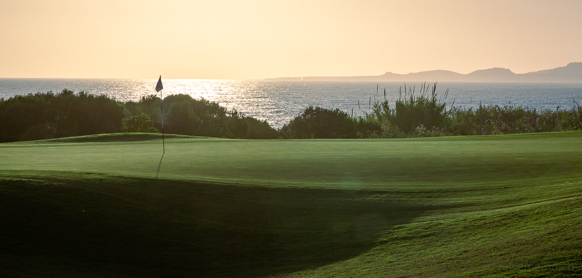 Green 2 des Dunes Golfplatzes von Costa Navarino im Sonnenuntergang