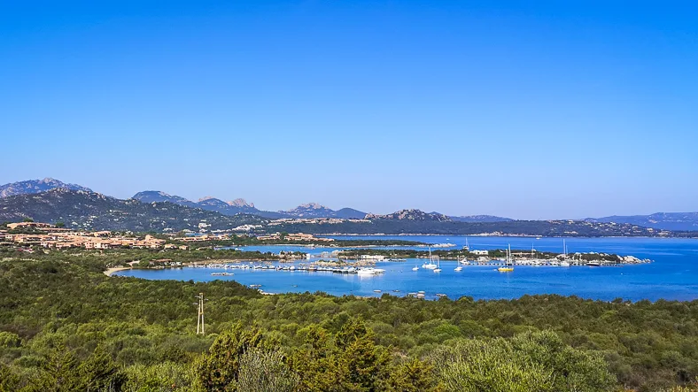 Aussicht auf Bucht der Costa Smeralda bei Cala di Volpe
