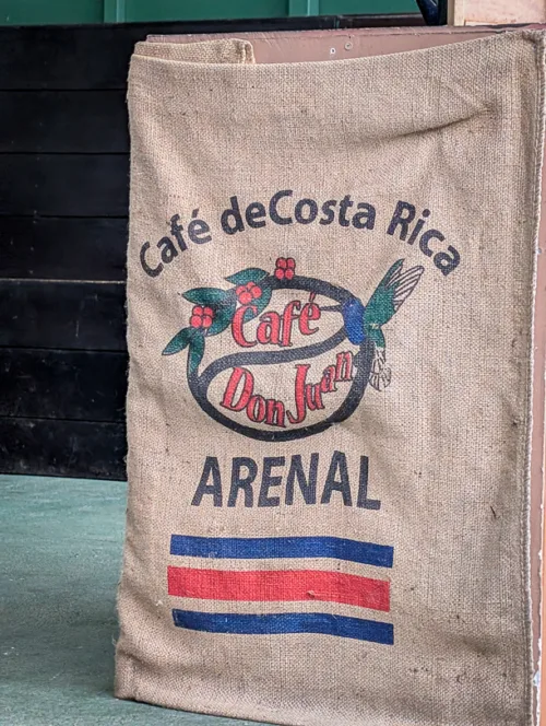 Brauner Jutesack mit Aufdruck 'Café de Costa Rica Don Juan Arenal' und costaricanischer Flagge