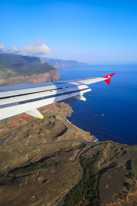 Flugzeug von Edelweiss über dem Westkap Madeiras