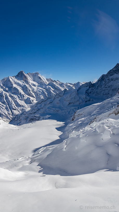 Eismeer unterhalb des Jungfraujochs mit Schreckhorn im Hintergrund