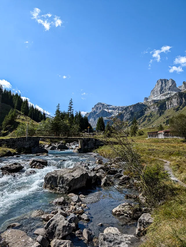 Wanderbrücke über den Fätschbach mit Läckistock im Hintergrund