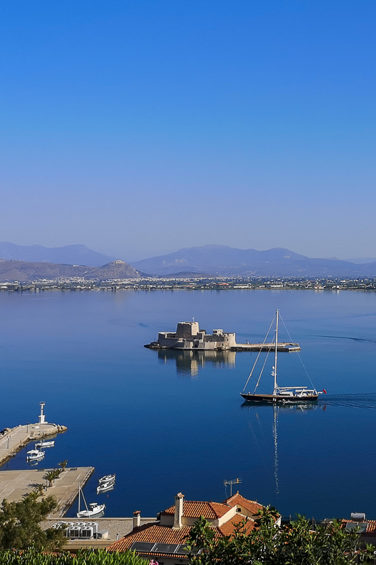 Panorama: Festung Bourtzi und Segelboot in der Bucht von Nafplio