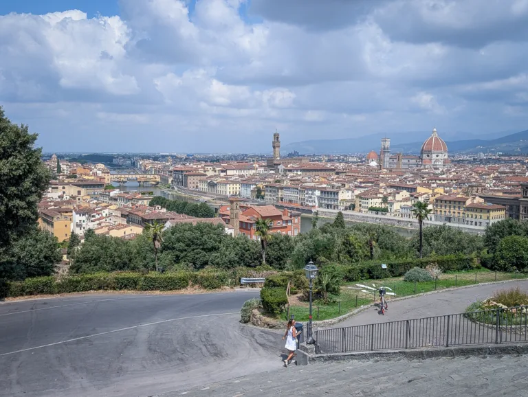 Panoramablick über die Altstadt von Florenz mit dem Arno, dem Palazzo Vecchio und der Kuppel des Doms Santa Maria del Fiore, aufgenommen vom Piazzale Michelangelo