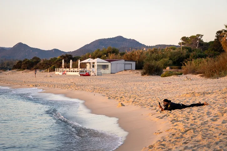 Fotografen im Sonnenaufgang am Strand von Costa Rei