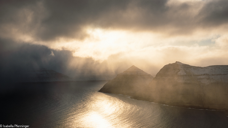 Funningsfjørður Fjord in der wolkenverhangenen Abendsonne