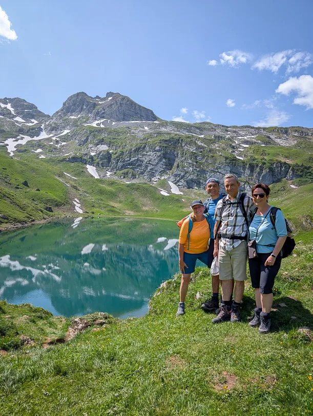 Spilauersee: Panorama-Rundwanderung in Uri oberhalb von Sisikon 3 V.l. Gabi, Alex, Fotograf Walter und Autorin Katja