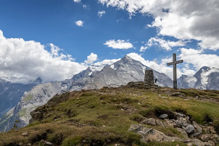 Gällihorn Gipfelkreuz mit Balmhorn und Altels sowie Rinderhorn Gletscher im Hintergrund