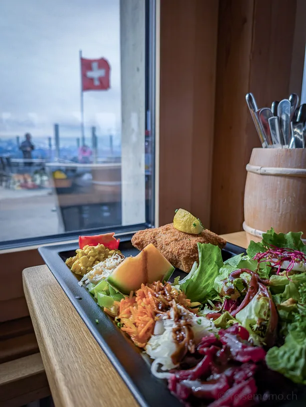 Aufs Brienzer Rothorn – mit Dampf, Aussicht und einem Hauch Nostalgie 9 Cordon Bleu Fitnessteller im Gipfel-Restaurant Rothorn