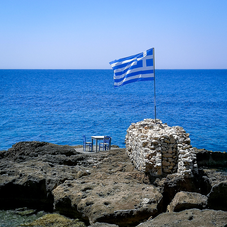 Griechische Fahne bei Marathopoli auf dem Peloponnes
