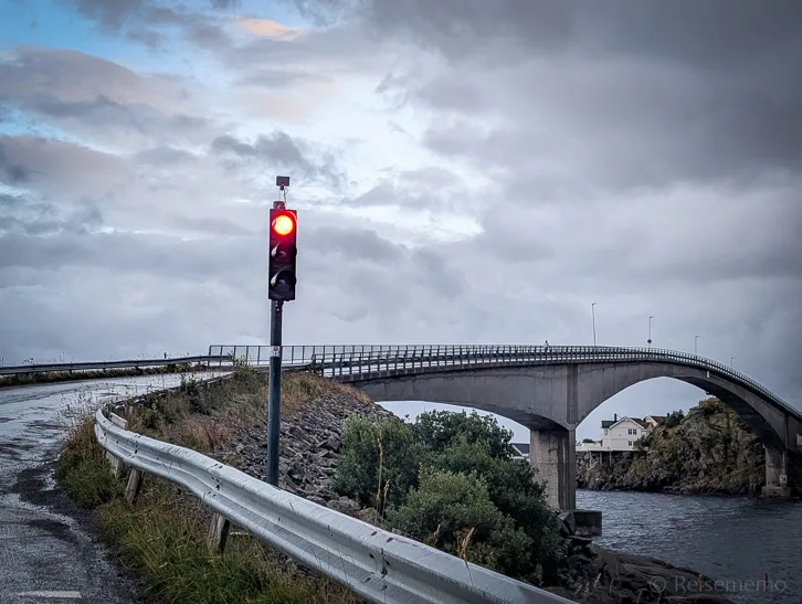 henningsvaer zufahrt bogenbruecke bei Reisememo