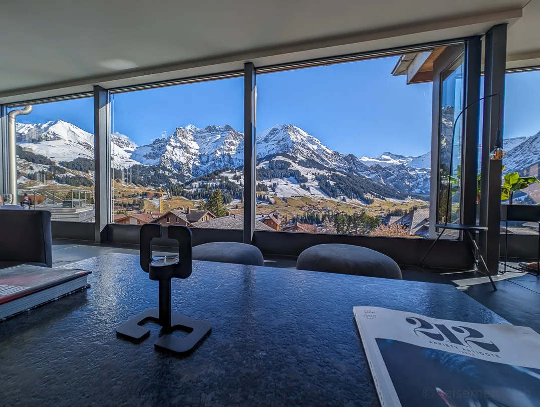 Aussicht auf Bergkulisse vom Cambrian Adelboden