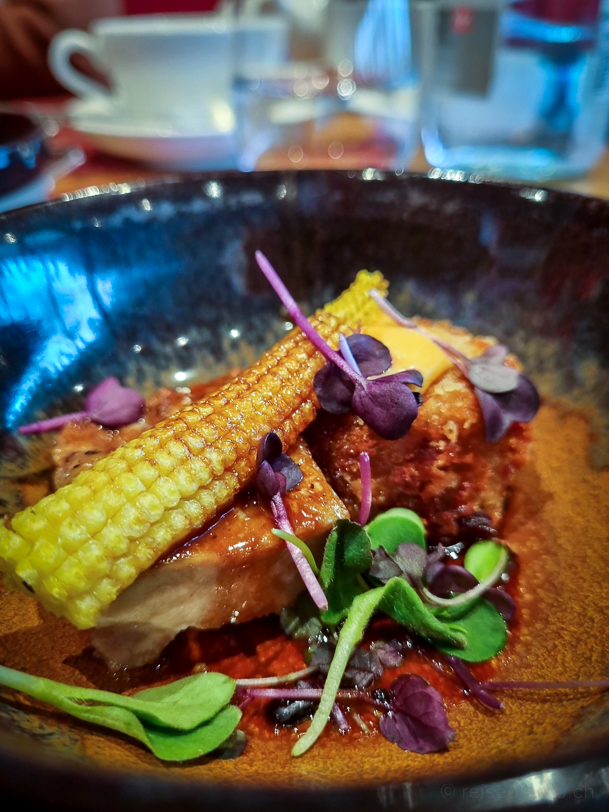 Iberico-Schwein mit San Daniele-Krokette als servierte Hauptspeise