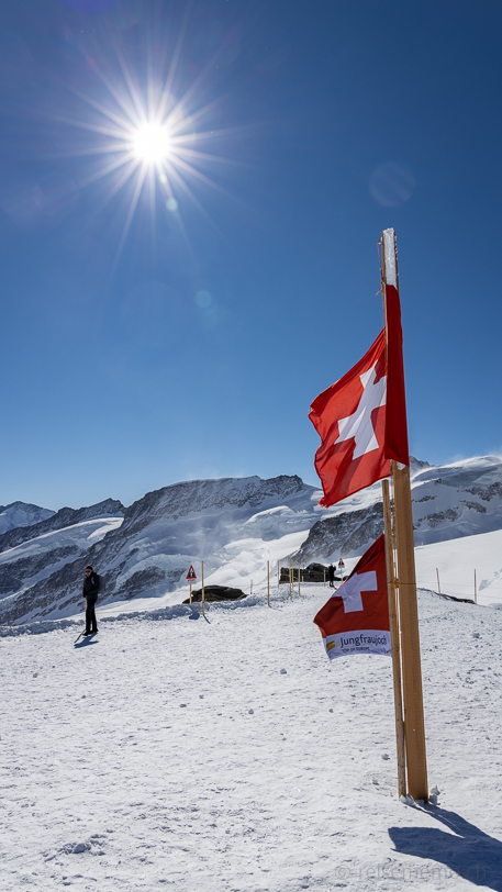 Jungfraujoch mit Schweizer Fahnen und Kranzberg und Aletschhorn links im Hintergrund