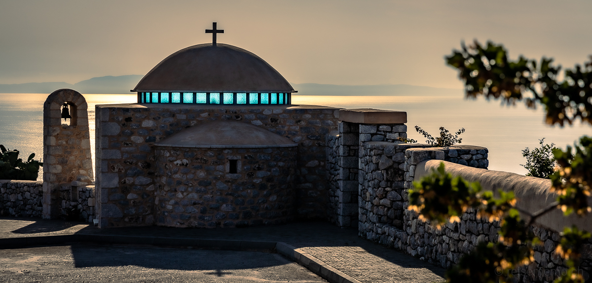 Kuppel der Kapelle Agioi Anargyroi im Sonnenuntergang