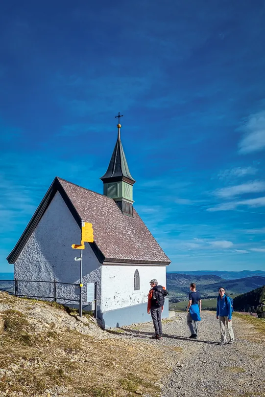 Wanderer bei der Abzweigung bei der Kapelle St. Jakob