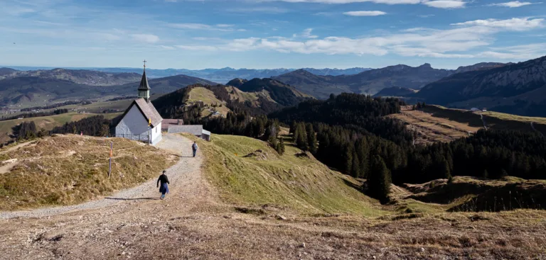 Wanderer vor Kapelle St. Jakob auf dem Kronberg