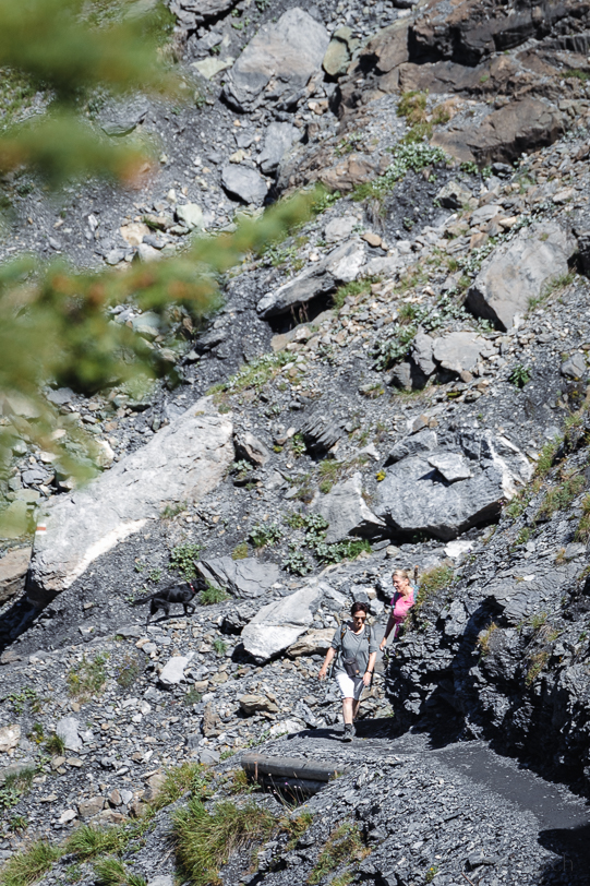 Katja und Gabi wandern in der Felswand