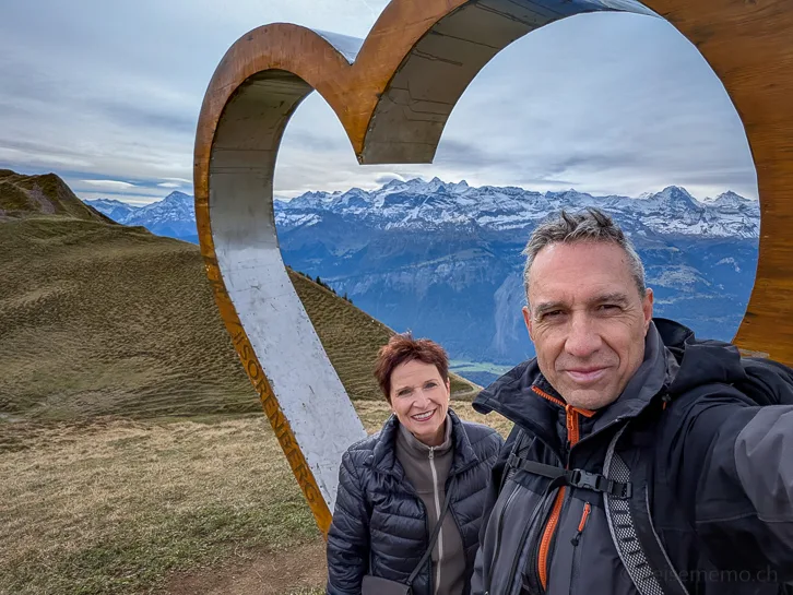 Aufs Brienzer Rothorn – mit Dampf, Aussicht und einem Hauch Nostalgie 7 Katja und Walter mit Herz beim Fototrail Fotospot #3