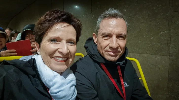Was tun rund um Triest: Vom Märchenschloss, Tropfsteinhöhlen und Slowenien 8 Reiseblogger Katja und Walter im offenen Höhlenzug von Postojna