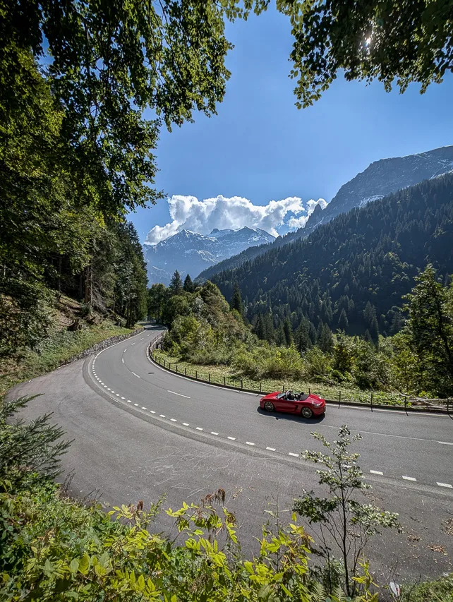 Porsche Cabrio auf der Klausenpassstrasse