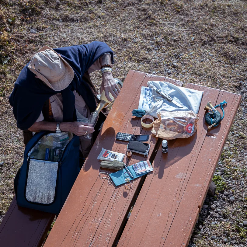 Wanderer beim Picknick auf dem Kronberg