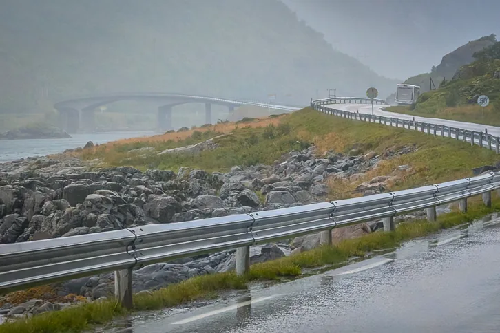 kurvige landstrasse e10 lofoten bei Reisememo