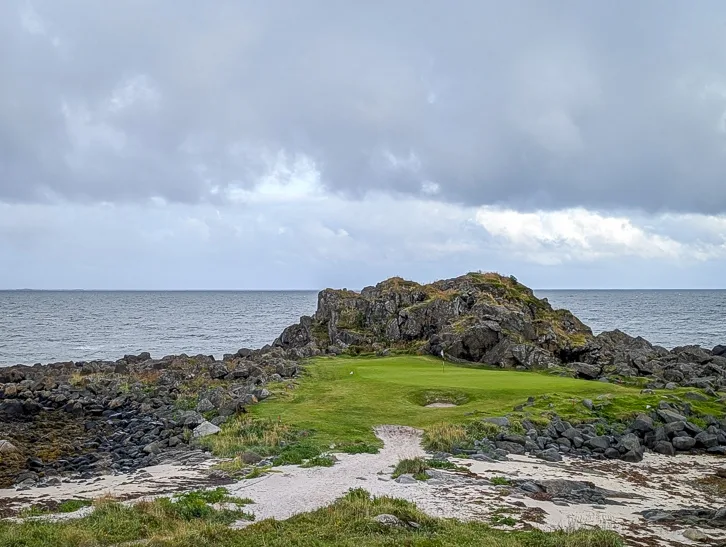 Lofoten Links Golf Signature Hole: Berühmtes Par-3 an Loch 2 des Lofoten Golfplatzes