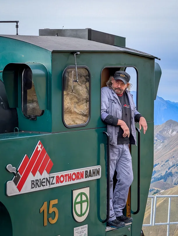 Aufs Brienzer Rothorn – mit Dampf, Aussicht und einem Hauch Nostalgie 3 Lokomotivführer der Brienz Rothorn Zahnradbahn
