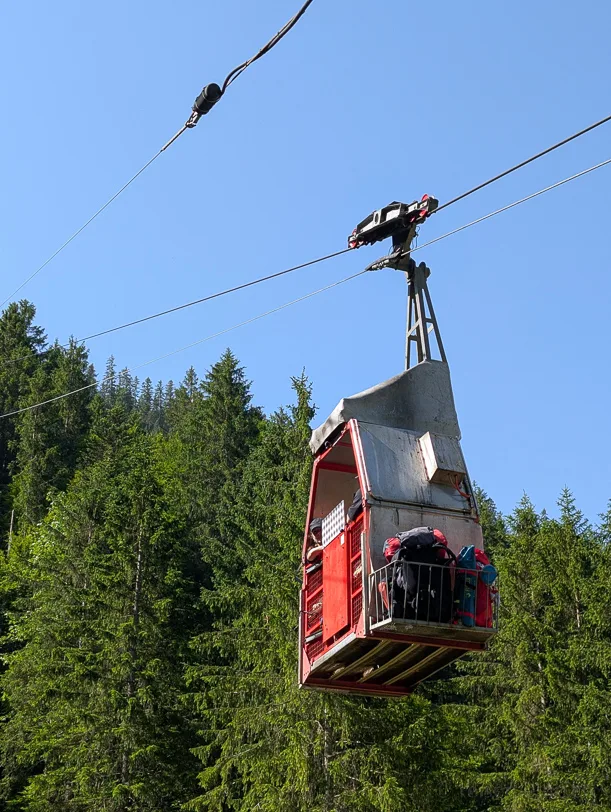 Spilauersee: Panorama-Rundwanderung in Uri oberhalb von Sisikon 1 Offene Kabine der Luftseilbahn Chäppeliberg-Spilau