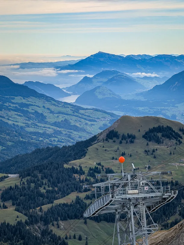 Aufs Brienzer Rothorn – mit Dampf, Aussicht und einem Hauch Nostalgie 8 Masten der Luftseilbahn vom Brienzer Rothorn nach Sörenberg mit Rigi und Vierwaldstättersee im Hintergrund